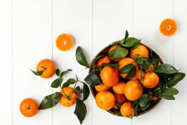 Jeruk Santang Madu Mandarin Orange Citrus Sinensis, genellikle Çin Yeni Yılı 'nda hizmet verir. Beyaz Masada Üst Görünüm 