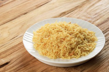 Aloo ki Tahari, Lezzetli Hint basmati pilavı patates ve bezelyeli. Tahta Masa 'da 