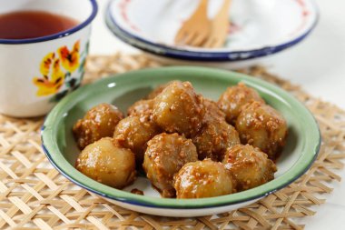 Cilok Bumbu Kacang, Chewy Tapioca topları Baharatlı Fıstık Sosu ile servis edilir. Bandung, Batı Java Popüler Sokak Yemekleri