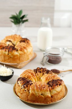Roti Sobek, dilimlenmiş peynir ve çikolata parçacıklı ekmeği ayır. Poster Fırını Konsepti