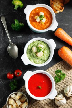 Çorba çeşitleri. Çeşitli Mevsimlik Sebze Çorbaları ve Organik Malzemeler. Ev yapımı Renkli Vejetaryen Çorbaları.