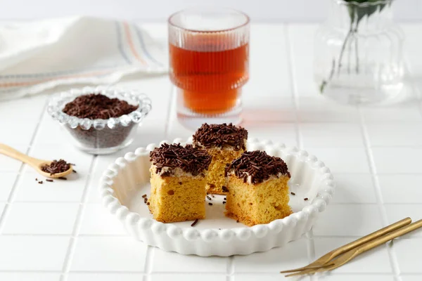 Sliced Mocca Cake Chocolate Sprinkle Topping Served Tea Cake Potong — Stockfoto