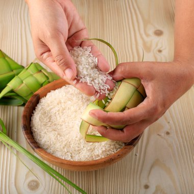 (Mengisi Ketupat 'tan önce kaynatılmış pirinç ile doldurulmuş Palm Leaf Shell))