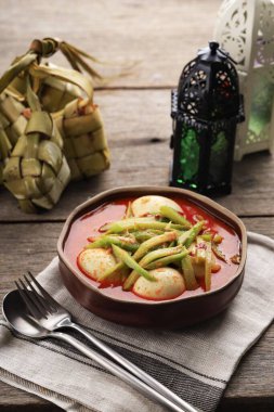 Sayur Labu Siam ya da Jipang, Hindistan cevizi sütüyle karıştırılmış hindistancevizi sütüyle pişirilmiş, Endonezya 'nın Chayote sebzesidir. Genellikle Lontong veya ketupat ile servis edilir.