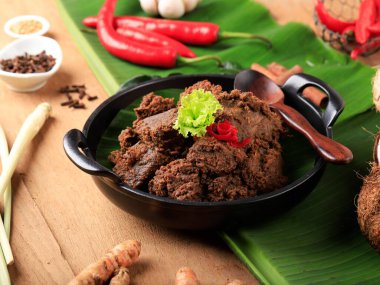 Rendang veya Randang dünyanın en lezzetli yiyeceğidir. Etli yahni ve hindistan cevizi sütünden yapılmış. Çeşitli otlar ve baharatlarla. Tipik yiyecek Minang Kabilesi, Batı Sumatera, Endonezya