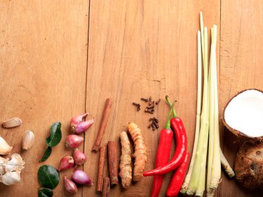 Endonezya Geleneksel Rendang Tabağı yapmak için Hindistan Cevizi ve Baharatlı Gıda Konsepti Metin için Boşluğu Kopyala