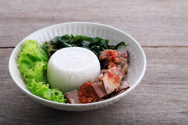 Se 'i Sapi veya Beef Sei Endonezya Geleneksel Tütsülenmiş Et, Kaynamış Cassava Yaprakları ve Sambal Luat veya Sambal Matah ile servis edilir. Endonezya, Nusa Tenggara 'dan tipik yiyecek.