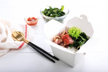 Se 'i Sapi veya Beef Sei Endonezya Geleneksel Tütsülenmiş Et, Kaynamış Cassava Yaprakları ve Sambal Luat veya Sambal Matah ile servis edilir. Endonezya, Nusa Tenggara 'dan tipik yiyecek.