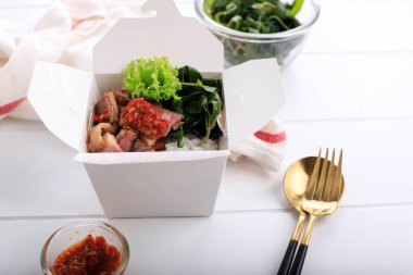 Se 'i Sapi veya Beef Sei Endonezya Geleneksel Tütsülenmiş Et, Kaynamış Cassava Yaprakları ve Sambal Luat veya Sambal Matah ile servis edilir. Endonezya, Nusa Tenggara 'dan tipik yiyecek.