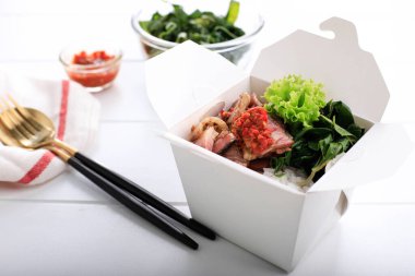 Se 'i Sapi veya Beef Sei Endonezya Geleneksel Tütsülenmiş Et, Kaynamış Cassava Yaprakları ve Sambal Luat veya Sambal Matah ile servis edilir. Endonezya, Nusa Tenggara 'dan tipik yiyecek.