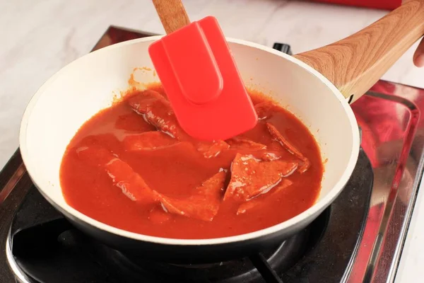 Proceso Cocción Tteokbokki Salsa Caliente Roja Con Odeng Una Sartén — Foto de Stock