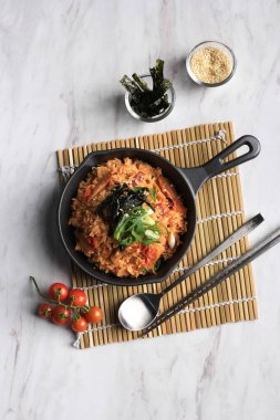 Ev yapımı Kimchi Kızarmış Pirinç Yeşil Soğan, Nori, ve Susam Tohumu Tavada, Mermer Masa Görünümü