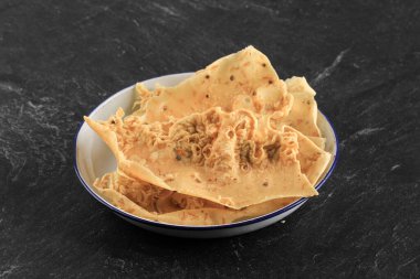 Rempeyek veya Peyek Rebon, pirinç unu ve Udang Rebonu 'ndan yapılmış bir Cava krakeridir. Malezya ve Endonezya 'da popüler.