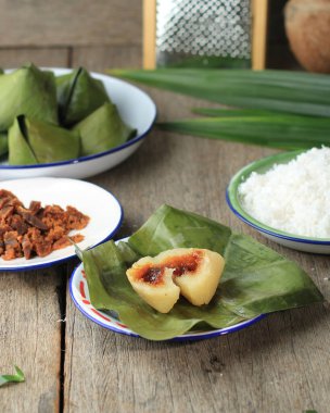 Piramit şekilli şekerli hamur tatlısı ya da Tahta Masa 'da Kanom Tian Kaew, Çin Yeni Yılı Geleneksel Tatlıları.