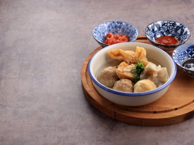 Bakso Malang, Tofu Fried Shiumay ya da Bakso Goreng gibi çeşitli mezeli köfte çorbası. Sambal, soya sosu ve domates sosuyla servis edilmiş. Seçili Odaklanma