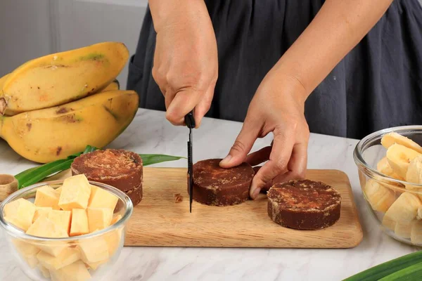 Palm Sugar Block 'u dilimleme, Kolak yapma süreci, muzdan yapılan geleneksel Endonezya tatlı çorbası, tatlı patates, hindistan cevizi sütü. Ramazan Kahvaltı Menüsü, Pişirme Süreci kadar popüler