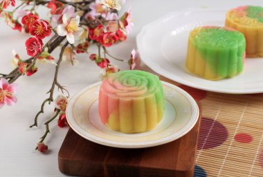 Kar Kabuğu Ay Pastası Geleneksel Çin Pastası Yapışkan Pirinç unundan yapılmış ve içinde çeşitli macunlarla doldurulmuş