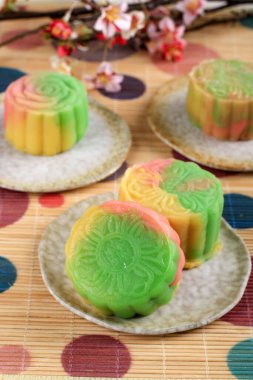 Renkli kar derili ay pastası, tatlı karlı ay pastası, Parlak ahşap arka planda Sonbahar Festivali için geleneksel lezzetli tatlı, yakın plan, yaşam tarzı.