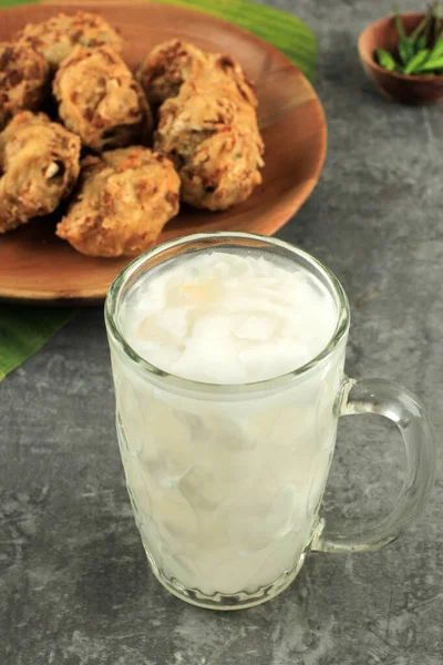 Kelapa Muda Young Coconut Drink Com Bala Bala Vegetable Fritter — Fotografia de Stock