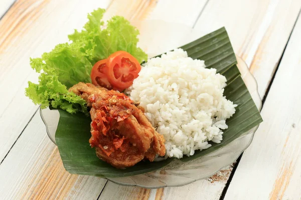 Ayam Geprekはインドネシアで人気のあるストリートフードです サンバル バワン ガーリックソースで煮込んだクリスピー チキン ご飯と野菜を添えて — ストック写真