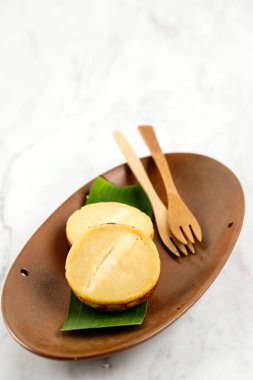 Kue Lumpur Endonezya Çamur Keki, Patates, un, yumurta ve hindistan cevizi sütünden yapılan geleneksel aperatif üzerine peynir dilimi.