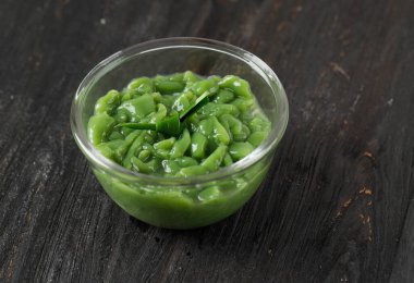 Cendol Dawet Palm Sugar şurubu ve hindistan cevizi sütü ile karıştırılmadan önce Güneydoğu Asya 'da Rice Drop Dessert Popüler