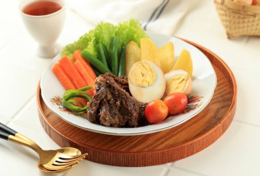 Selat Solo, yumurtalı, patatesli ve havuçlu biftek. Bistik Jawa olarak bilinen Cava Tabağı, Hollanda Etkisi