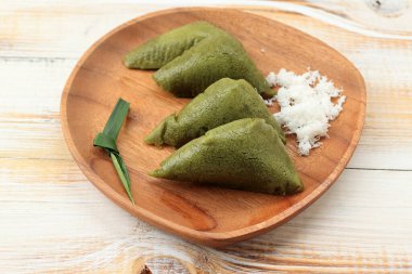 Pandan 'la Apang Panas Bugis. Pirinç unundan yapılmış ızgara hindistan cevizi soslu buğulanmış kek. Tahta Tabakta 