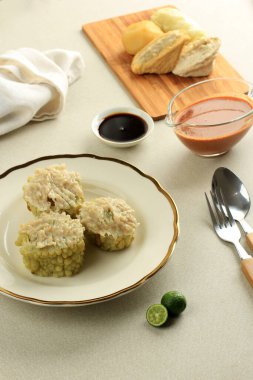 Baso Tahu Paria Siomay Bandung, Momordica Charantia L ile Tapioca ve Fish Batter. Fıstık ezmesi ve tatlı soya sosuyla buğulanmış ve servis edilmiş.