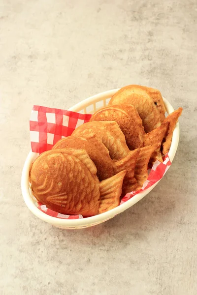 日本甜食 太极鱼配红豆馅煎饼 — 图库照片