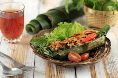 Nasi Bakar Ayam Kemangi, Kızarmış pilav ile karıştırılmış baharatlı tavuk ve tatlı fesleğen yaprağı, muz yaprağı ve ızgara 