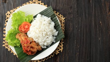 Top View Ayam Penyet. Sambel ya da Sambal ile servis edilen kızarmış tavuk, Baharatlı acılı sos. Ayam Penyet veya Ayam Geprek geleneksel Endonezya mutfağıdır. Boşluğu Kopyala