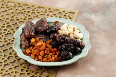 Tatlı Takjil İftar Ramazan ayı, Pistachio, Hurma ve Altın Kuru üzüm için çeşitli atıştırmalıklar.