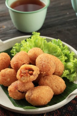 Comro ya da Combro, Onjom di Jero 'yu kapatın. Baharatlı Mayalanmış Fıstıklı Grated Caasava, Geleneksel Sundan Böreği