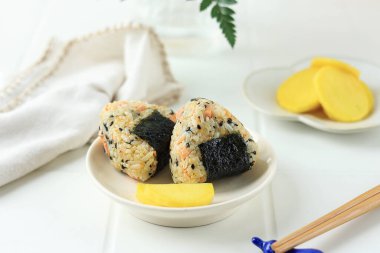 Susam tohumu, sosis, Nori ve jambonlu Japon Onigiri üçgeni. Takuan 'la hizmet ettim.