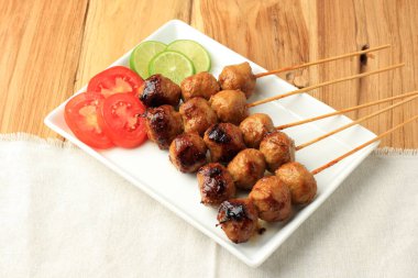 Bakso Bakar, Skewer 'la birlikte ızgara köfte. Soya sosu ve ızgarayla kaplı köfteler, Endonezya 'nın en sevdiği sokak yemekleri.