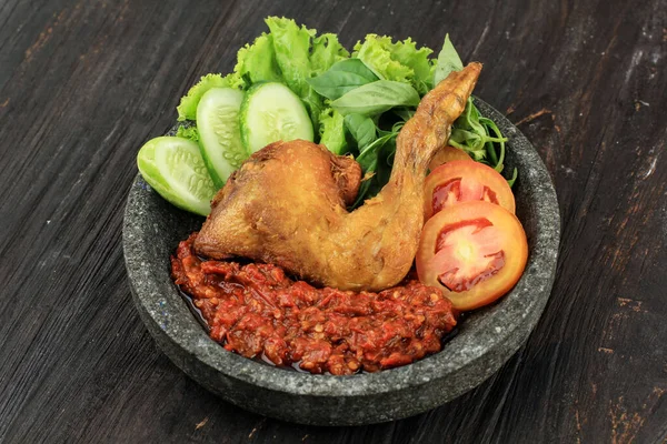 Ayam Penyet Penyetan Ayam Fried Chicken Spicy Sambal Chilli Paste — Stok Foto