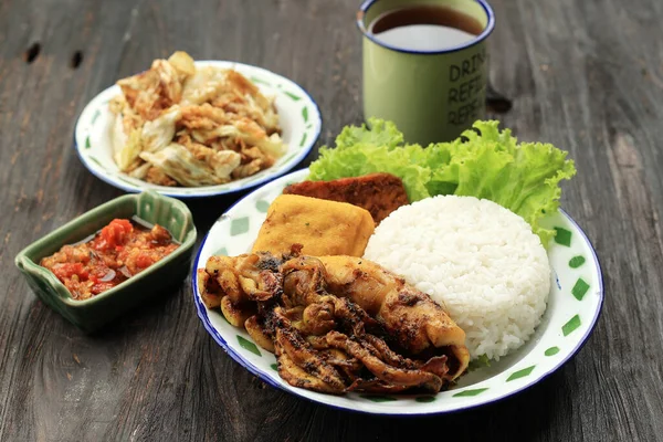 Rýže Grilovanou Pečenou Olihní Podávaná Pikantní Sambal Kol Goreng Penyetan — Stock fotografie