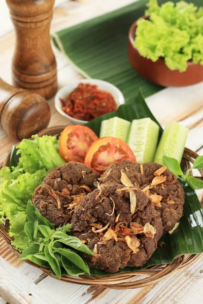 インペリアルダギングまたはゲプク インドネシアの揚げ牛の粉 ジャワから伝統的なインドネシア料理 サンバルチリペーストで提供 — ストック写真