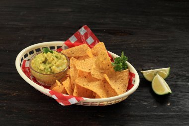 Guacamole soslu Nachos Chips, ahşap masa üzerinde. 