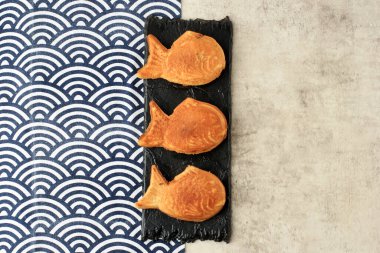 Top View Japon Taiyaki, Fish Shaped Cake ve Tatlı Kırmızı Fasulye Ezmesi Sokak Gıda Pazarı