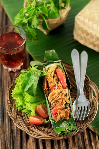 Nasi Bakar Ayam Suwir Kemangi Riso Vapore Con Patatine Fritte — Foto Stock