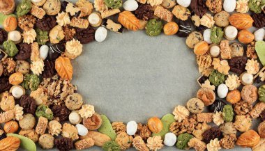 Kurabiyeler Lebaran Yemek Arkaplanı ve Merkezde Kopya Alanı. Nastar, Puteri Salju, Chocolate Chips, Badem, Kastengel, Puteri Salju