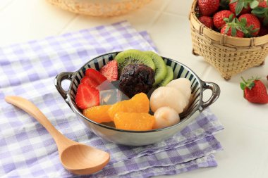 Anmitsu Japon Tatlı Tatlısı Agar Kantin Jölesi, Karışık Meyve ve ve Kırmızı Fasulye Ezmesi