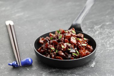 Karamelli Teriyaki Tavuğu ve Yeşil Soğan Tepesi 