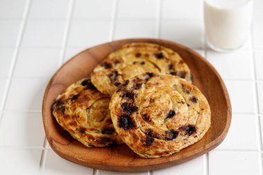 Roti Canai Coklat veya Roti Maryam Cokleat, Çikolatalı Kanai Ekmek, Çikolata Cipsli Hint Etkilenmiş Düz Ekmek. 