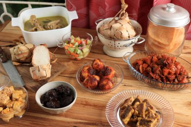 Ketupat, Rendang, Semur Tahu, Opor Ayam Tavuk Köri, Karides Krakerleri ve Sambal Goreng Ati Kentang ile Hidangan Lebaran Menüsü Seti. Ied Al Fitr Eğlence Mutfağı