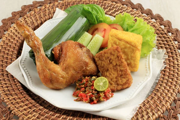 Nasi Timbel Komplit Traditional Sundanese Rice Wrapped Banana Leaf Served — Stockfoto