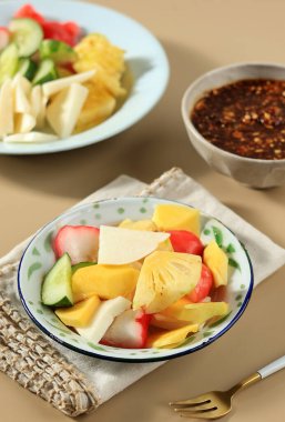 Rujak Buah Coel veya Rujak Lotis, Acılı Fıstıklı Dilimlenmiş Meyve ve ve Palm Sugar Sosu. Endonezya Geleneksel Yemekleri