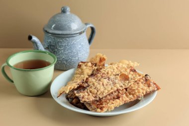 İnce dilimlenmiş Pisang Muzlu Börek, Çayla servis edilir. 